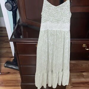 Girls light green & white summer dress 🌿